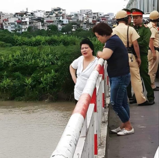 Nhảy xuống chưa để bọn tôi còn về ăn cơm